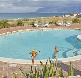 2 bedroom seaside apartments with shared pool, sleeps 4-5